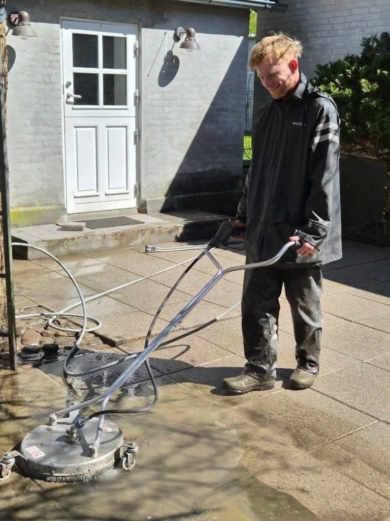 Fliserens med fladerenser på terrasse